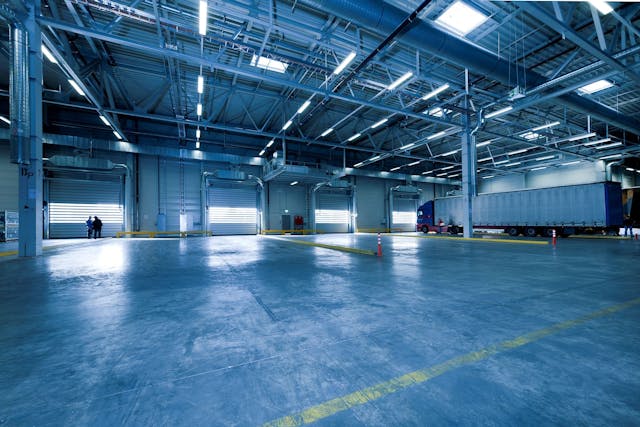 Vale a pena comprar um galpão industrial ou alugá-lo?